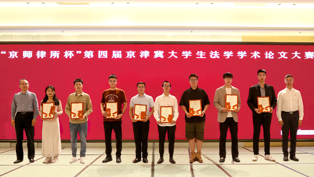 8.张世君、张益铭为优秀奖选手颁奖.jpg
