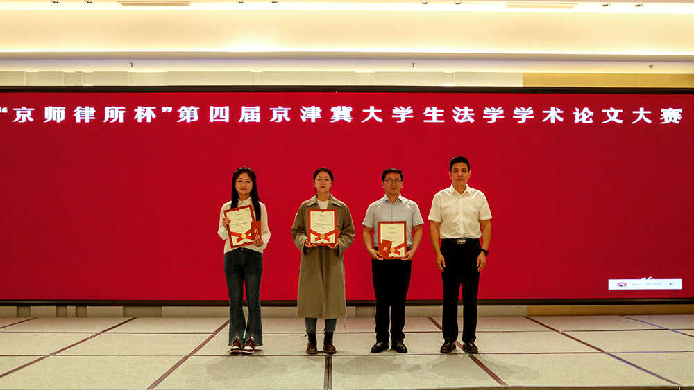 6.杨忠为一等奖选手颁奖.jpg